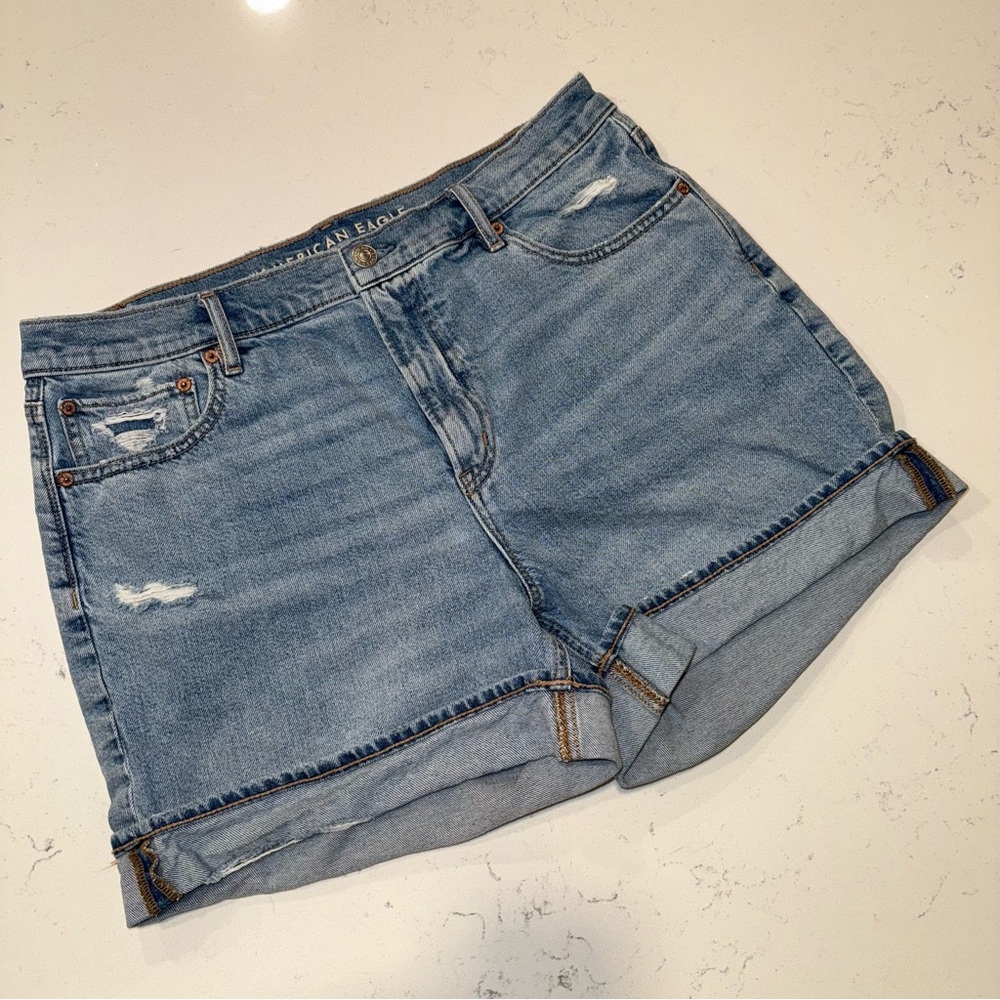 American Eagle Relaxed Cuff Jean Short - Picture 4 of 11